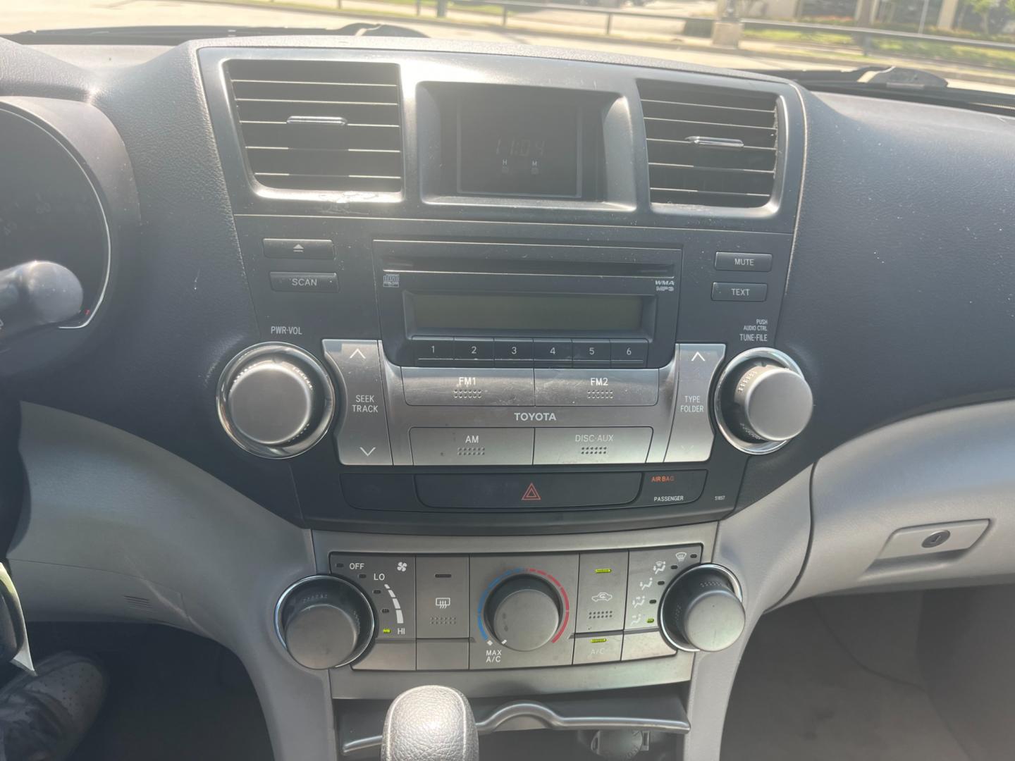 2009 SILVER /gray Toyota Highlander Base 2WD (JTEDA41A192) with an 3.5L V6 DOHC 24V engine, 5-Speed Automatic transmission, located at 14700 Tomball Parkway 249, Houston, TX, 77086, (281) 444-2200, 29.928619, -95.504074 - Photo#14